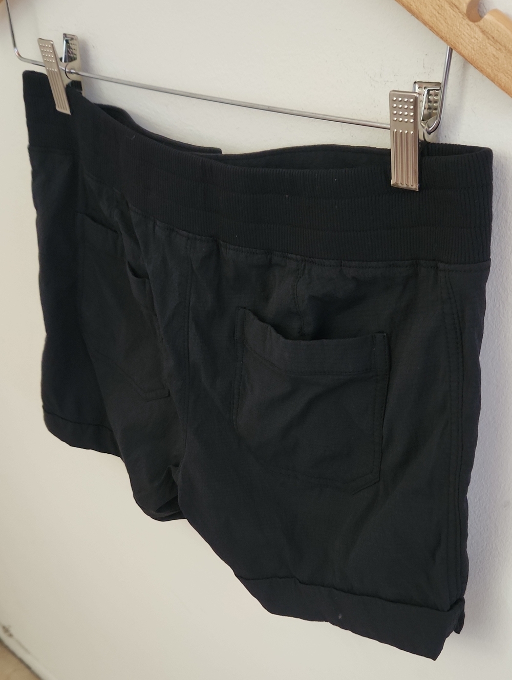 Athleta Trekkie Cuffed Black Hiking Shorts Zip Poxkets Size 8 - Picture 8 of 9